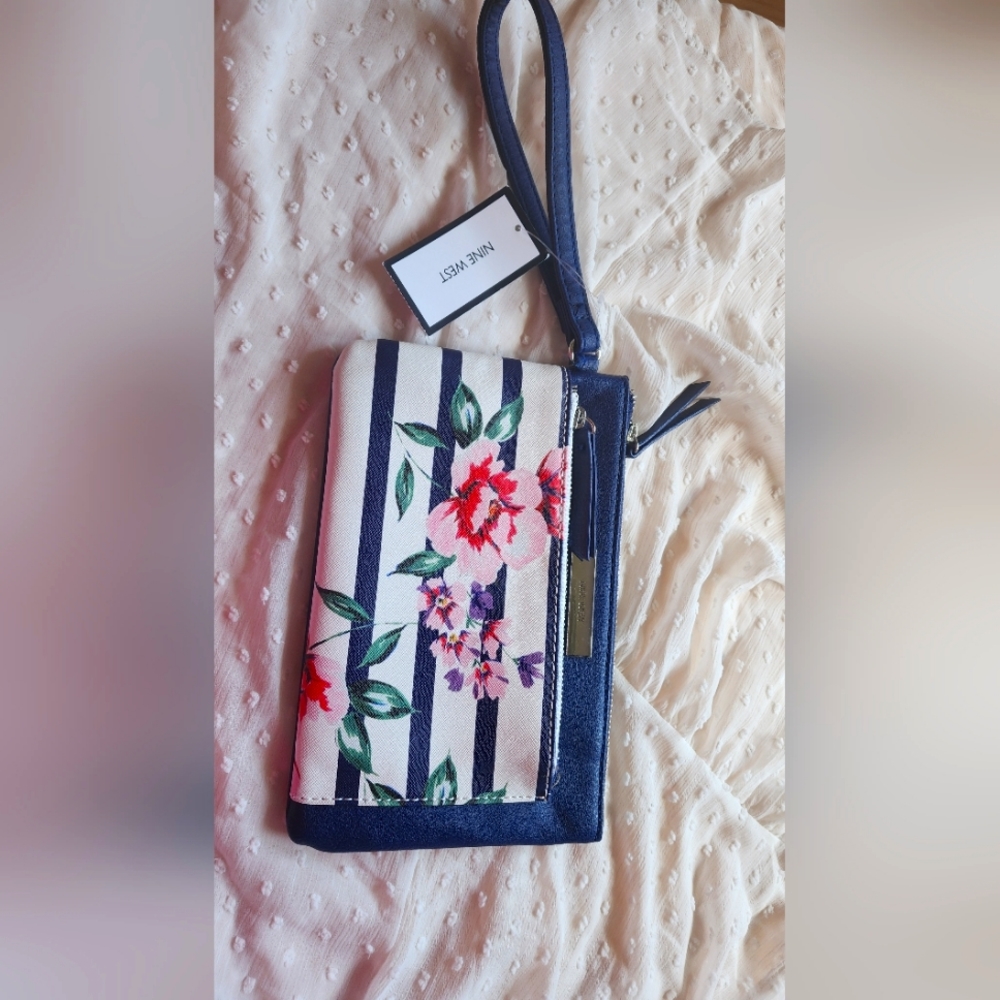 Srip floral wristlet- Ninewest.